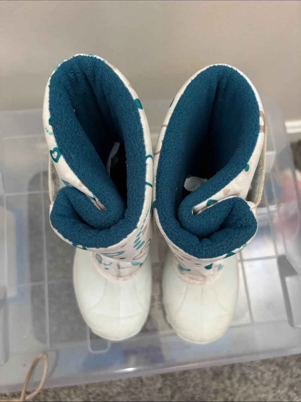 Tundra Kids White Winter Boots with Teal and Taupe Hearts